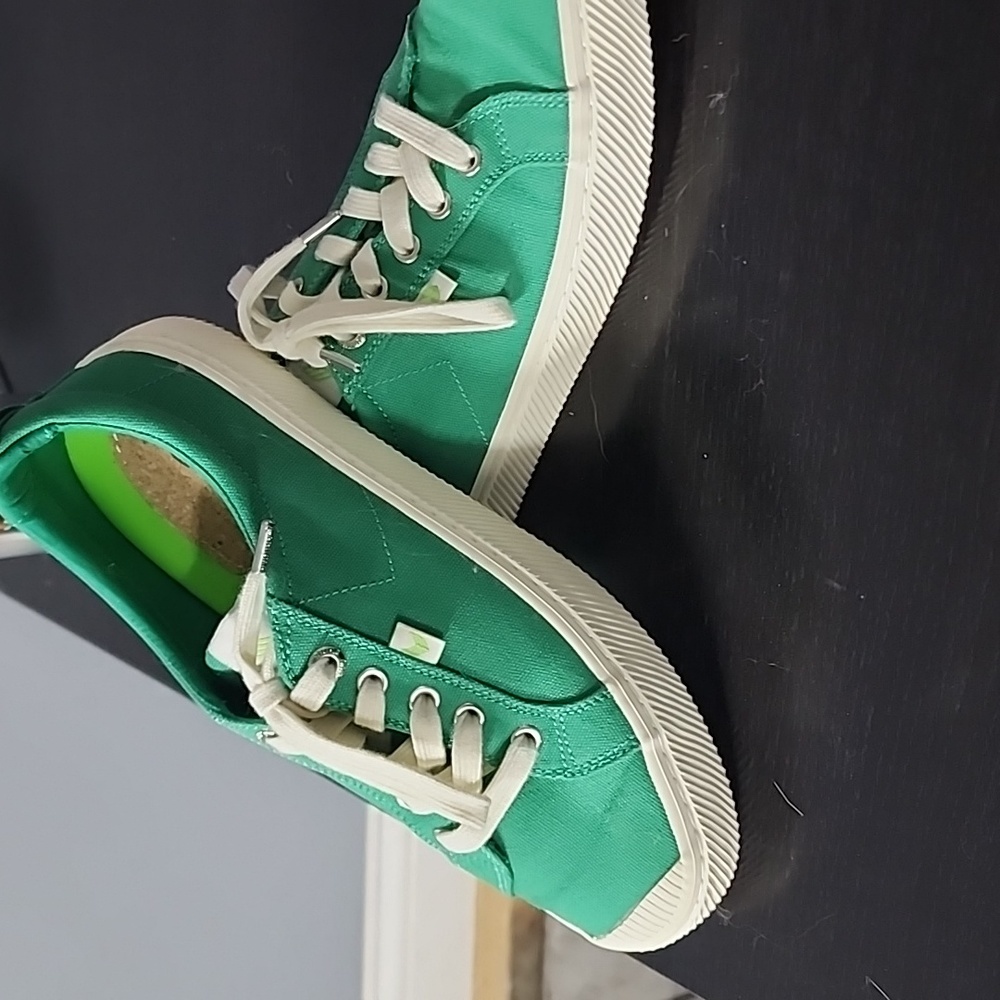 Cariuma tennis shoes, green, women's 9